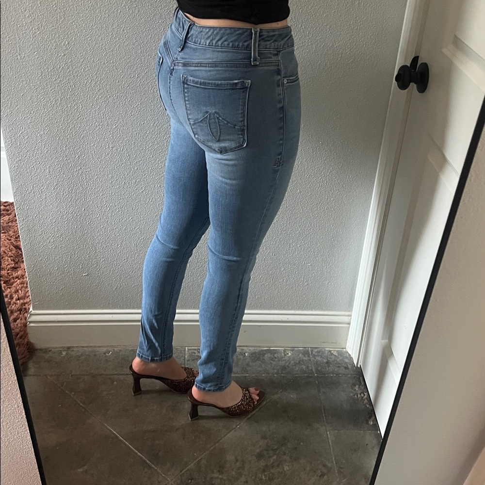 Low Rise Light Wash Jeans - Picture 2 of 7